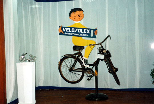 Le personnage symbolisant le Vélosolex imaginé par René Ravo