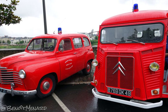 La Renault Colorale et la Citroën HY des sapeurs pompiers du Puy Notre Dame