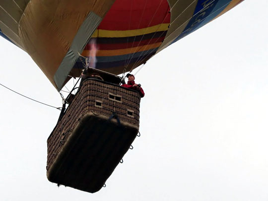 La montgolfière prend de l'altitude