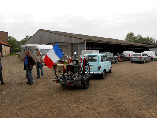 Franck de Beauvais avec sa Renault 4 L tractant la remorque de ses solex
