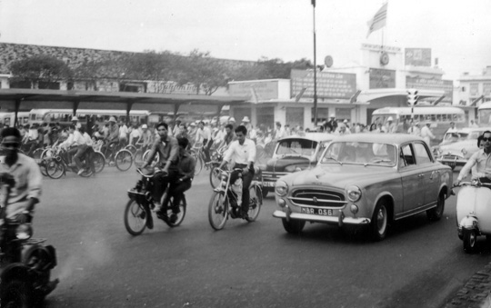 Solex, Peugeot 403 Saïgon la gare routière en 1966