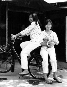 Deux Soeurs en Solex 3800 Saigon