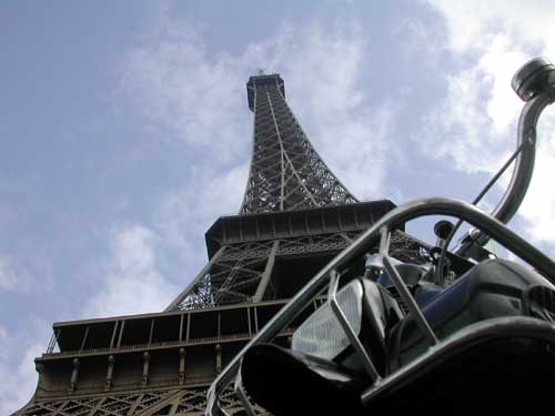 Un Solex 3800 et la Tour Eiffel 