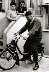 Enfants sur un Solex 2200
