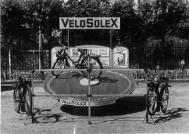 Velosolex 330 sur caravanne publicitaire