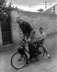 Jacques Tati sur un Velosolex 330 à Saint-Germain-en-Laye