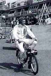 steve mac queen sur le circuit du Mans en Solex 3800