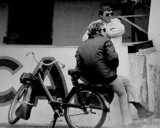 Steve Mac Queen assis sur son solex