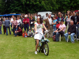 Fanny sur son solex Rolland Garros