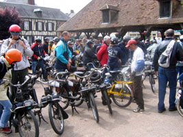Solex sur la place de la mairie de Beauvais