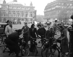 Place de l'Opera en Vélosolex 45, Novembre 1949