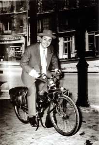 Fernand Raynaud sur un solex 660