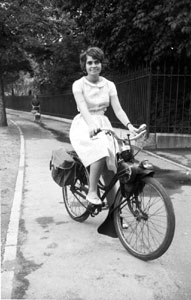 Parisienne sur un solex 660