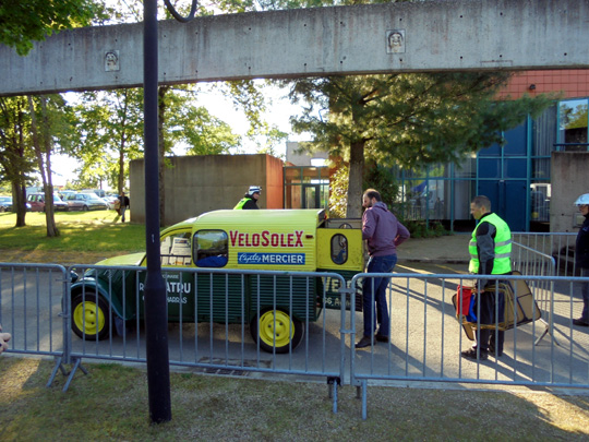 Stéphane charge la fourgonnette Citroën