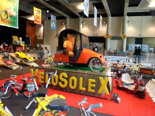 Beaucoup de solex de toutes les couleurs autour du Veloto