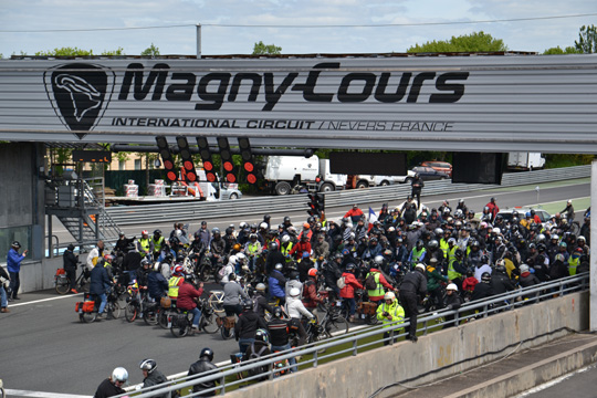 ;Rassemblement des solexistes sur le départ du circuit de Magny-Court