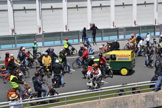 La 2 CV fourgonnette de Stéphane au milieu des vélosolex