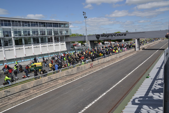 ;Impressionnante colonne de vélosolex vue d'une tribune