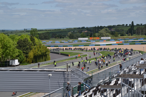 Le cortège s'étend sur plusieurs centaines de mètres