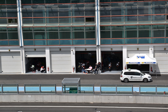 Le paddock des motos qui prendront le relais des vélosolex