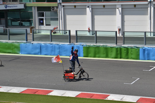 Un solexiste vendéen et son chien, des habitués des rassemblements solex