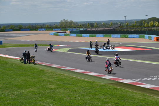 Des vélosolex dispersés sur le circuit de Magny-Court