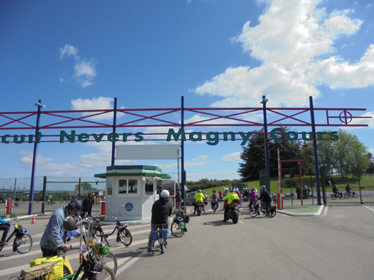 Arrivée des solexistes au circuit de Magny-Cours