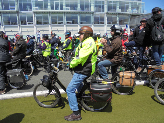 Douglas Rohde sur son Solex 3800