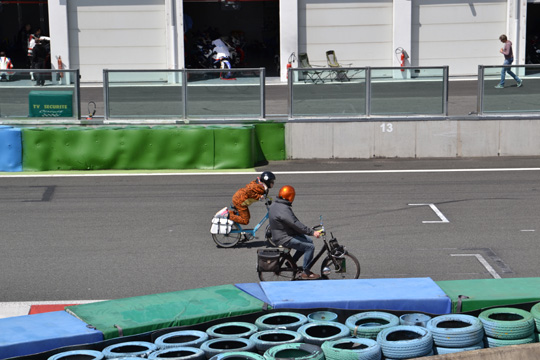 Une petite panthère sur un Solex 5000