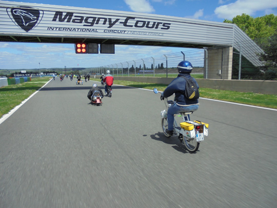 Un mystérieux participant sur la piste sur son surf racer