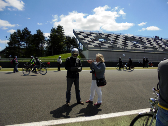 Le voici à côté de Sylvie Méneret