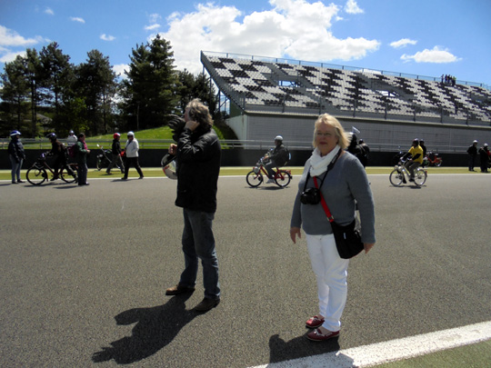 Le mystérieux concurrent a retiré son casque...c'est bien Franck Méneret !