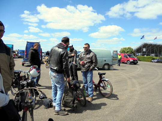 David Danes et ses amis de Dunkerque dans leurs drôles d'engins