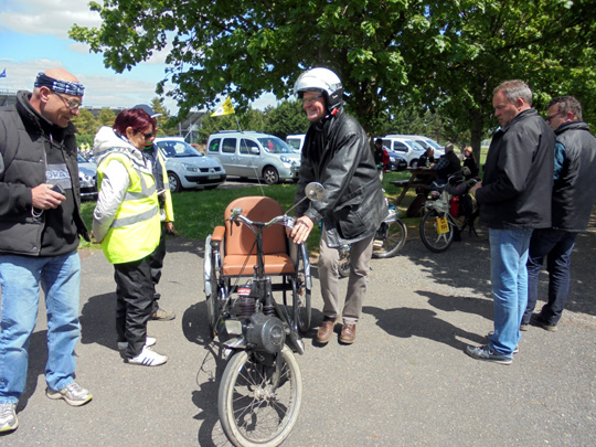 Hugues Ossent contemplant un Solex Lit Dupont