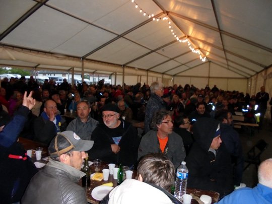 Une très nombreuse assemblée sous la chapiteau