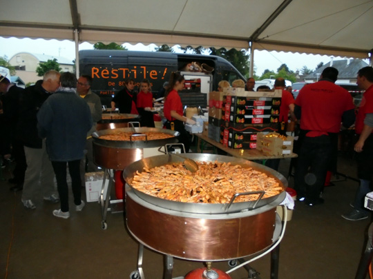 Une paëlla attend les participants