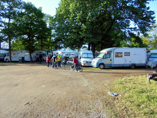 Dimanche matin le camp se réveille