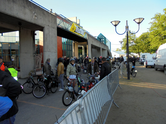 Progressivement les premiers groupes se forment