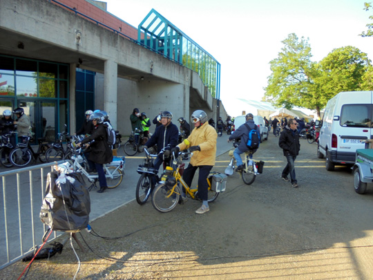 Le café est servi à l'intérieur du bâtiment Yzeurespace