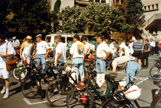 Les préparatifs avant la traversée du Dimanche dans Courbevoie