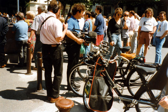 Une équipe de télévision mémorise l'événemen