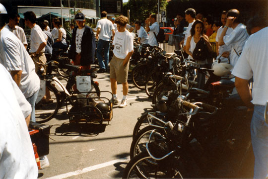Une curieuse remorque attelée à un solex