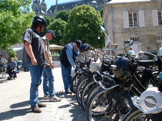 Les solex avec en arrière-plan le château de Pierrefonds