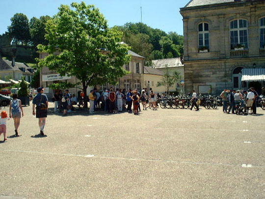Avec la chaleur les participants s'abritent sous le chêne de Pierrefonds