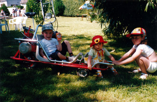 LDes enfants sur un surf racer