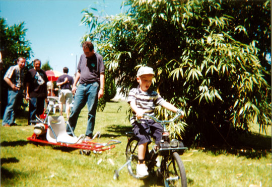 Hugues avec son surf racer et Pierre sur son solex F 4
