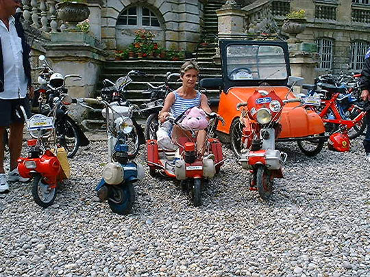 Madame Cunier sur son micron 3 roues