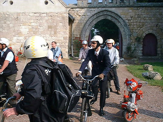 En blazer Benoît Ménard avec son solex 3800