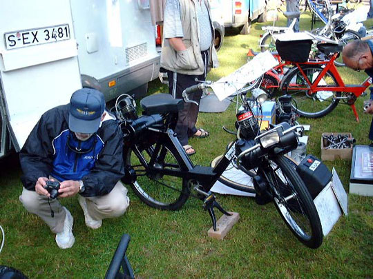 Charles de Vogel en train de faire des gros plans