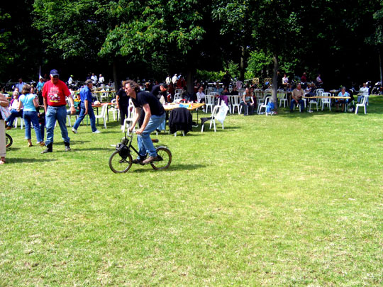 Franck Meneret sur son mini solex
